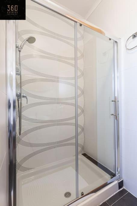 Comfortable Penthouse, Served With Lift, Wifi & Ac By 360 Estates Gzira ภายนอก รูปภาพ