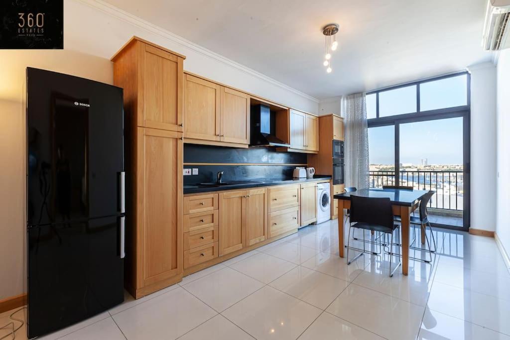 Comfortable Penthouse, Served With Lift, Wifi & Ac By 360 Estates Gzira ภายนอก รูปภาพ